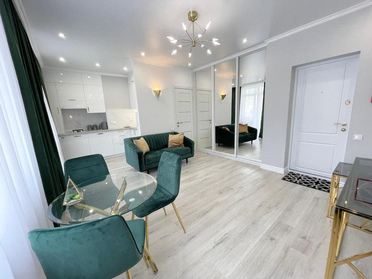 Luxury Emerald Apartments Ирпень Экстерьер фото